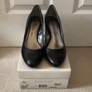 EUC Anne Klein black heels